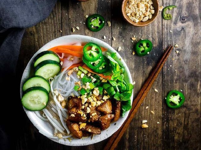 tô bún thịt nướng bày trí rực rỡ sắc màu