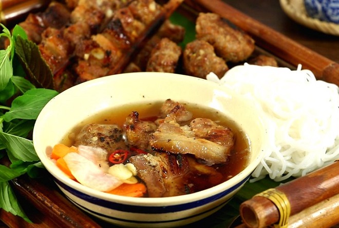 tô thịt nướng ăn với bún chả bắt mắt