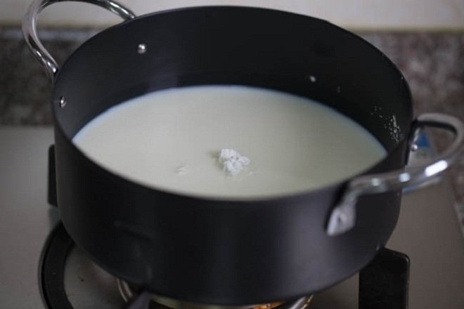 trộn hỗn hợp bột sữa tươi với nước cốt dừa