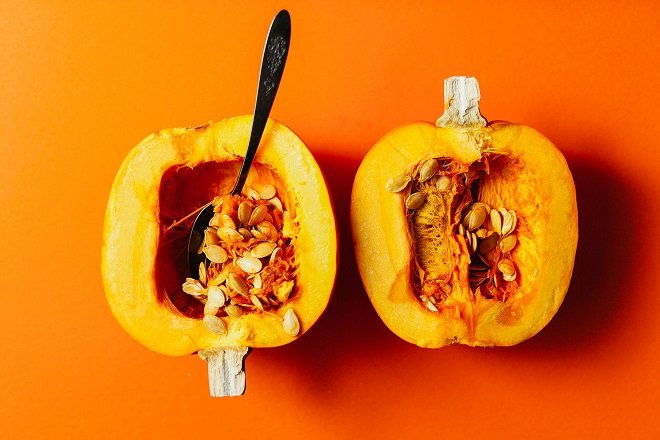 2 nửa trái bí đỏ