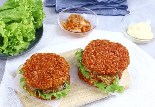 cách làm xôi gấc chiên kẹp thịt ba chỉ giống tạo hình của bánh hamburger