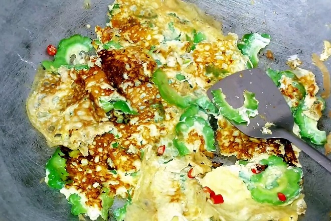 cách xào mướp đắng với trứng kiểu Thái