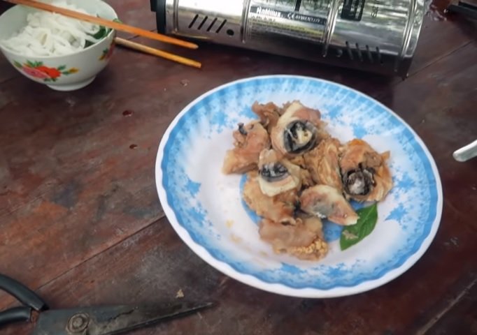cắt mắt bò chín thành nhiều miếng nhỏ khi thưởng thức