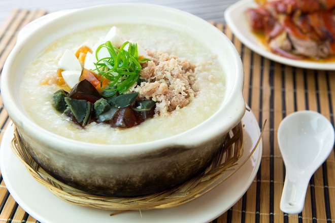 cháo thịt bò với trứng bắc thảo, trứng muối