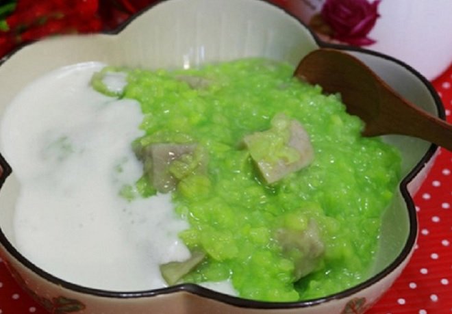 chén chè khoai môn gạo nếp lá dứa ăn kèm nước cốt dừa thơm dẻo