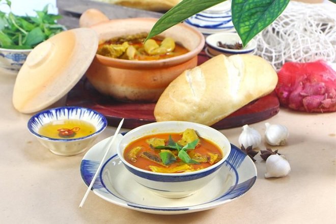 chén lòng bò múc ra từ nồi lẩu