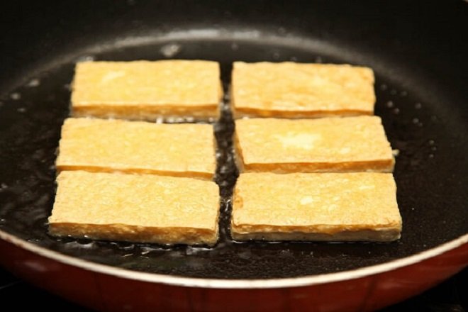 chiên đậu hũ vàng đều hai mặt