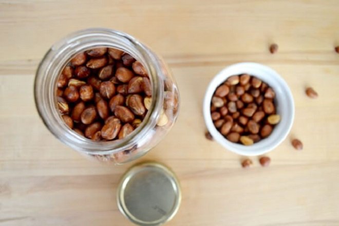 cho lạc cháy tỏi ớt vào hũ đậy nắp bảo quản