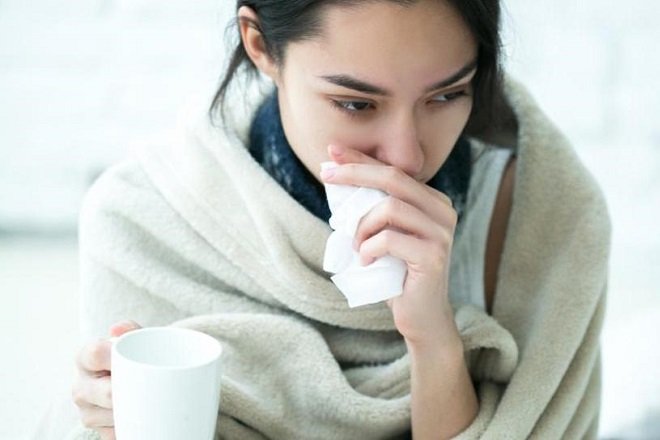 cô gái bị cảm lạnh