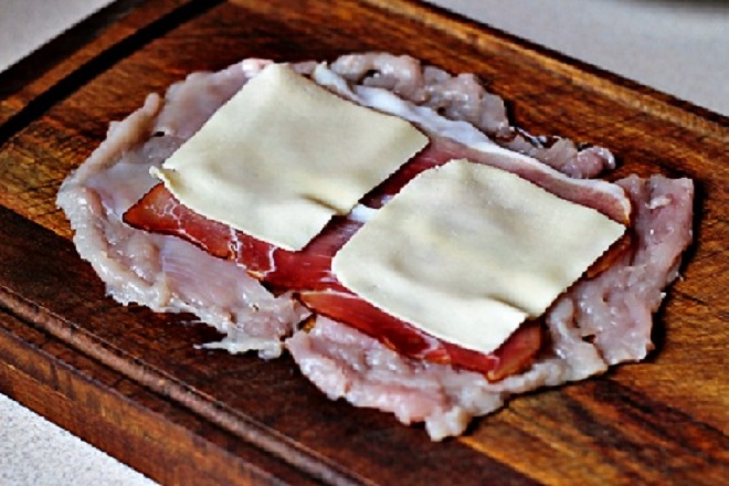 cuộn thịt gà với thịt nguội, phô mai
