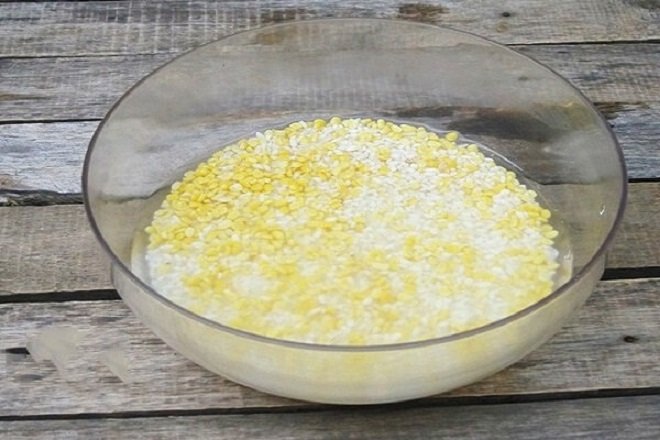đậu xanh và gạo tẻ ngâm nước