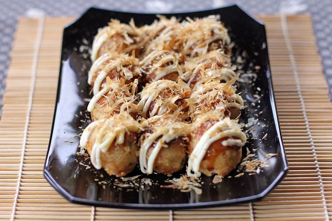 dĩa bánh bạch tuộc nướng takoyaki nhật bản