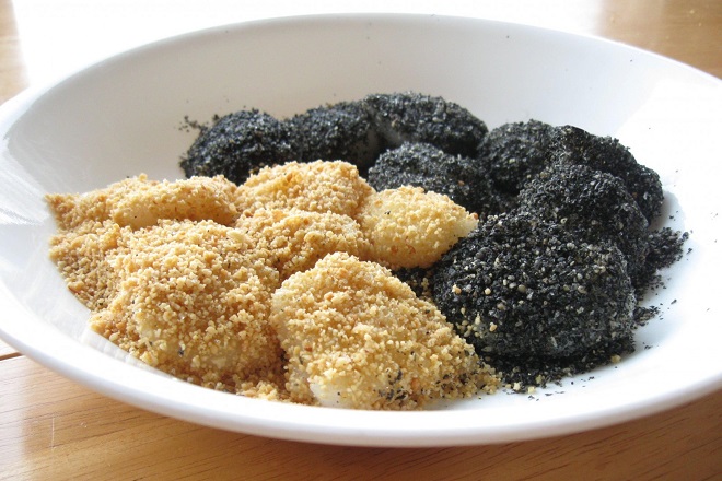 dĩa bánh mochi phủ đậu phộng mè đen