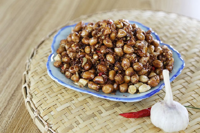 dĩa đậu phộng rang nước mắm tỏi ớt