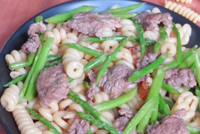 dĩa nui xào bò chay thơm lừng