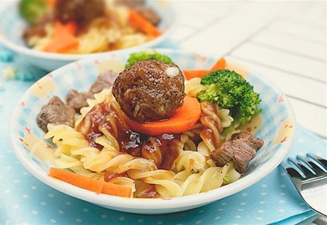 dĩa nui xào bò rau củ bày trí sinh động