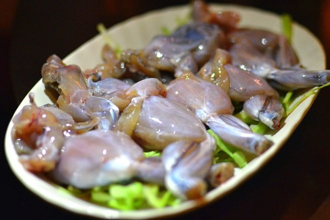 dĩa thịt ếch nấu lẩu