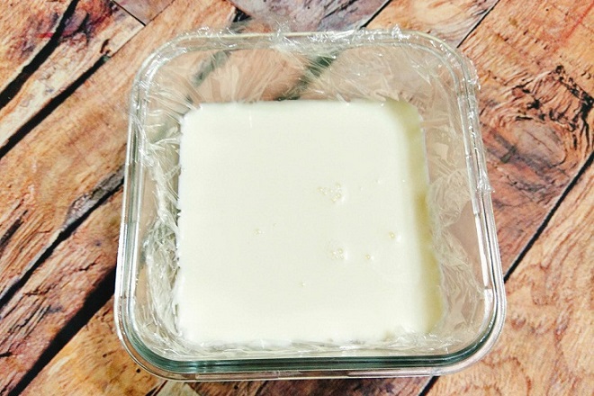đổ hỗn hợp sữa làm bánh tuyết mochi vào khuôn