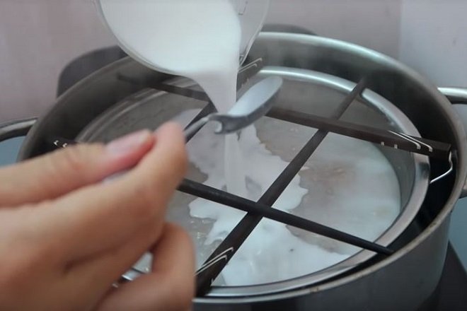 đổ lớp nước cốt dừa lên mặt bánh chuối hấp
