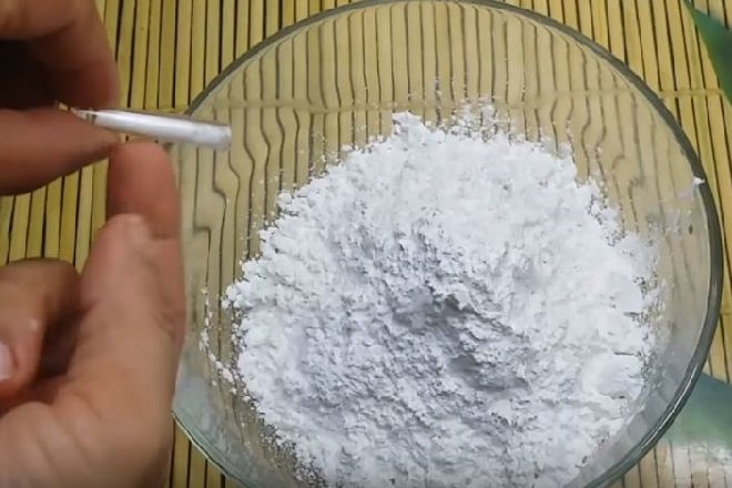 đổ vani vào trộn với bột năng, bột gạo