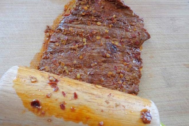dùng chày đập miếng thịt lợn giả bò khô