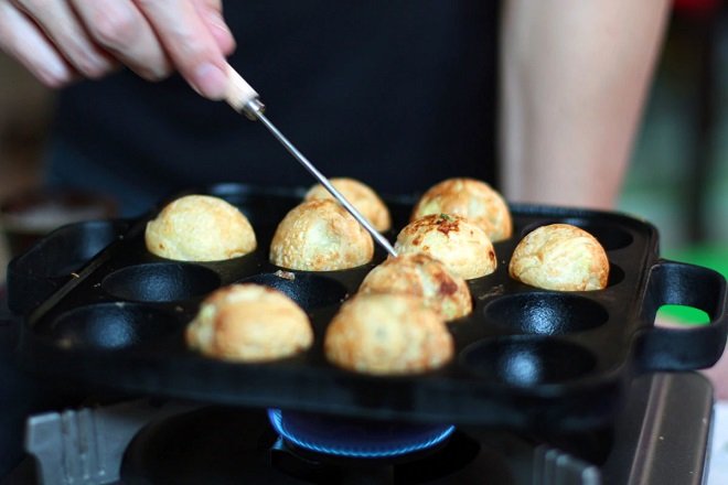 dùng xiên đảo bánh takoyaki khi nướng