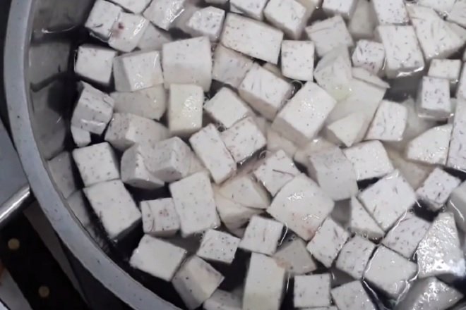 khâu luộc sơ phần khoai môn đã cắt hạt lựu
