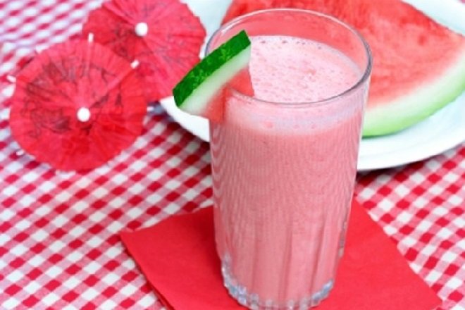 ly sinh tố dưa hấu sữa tươi