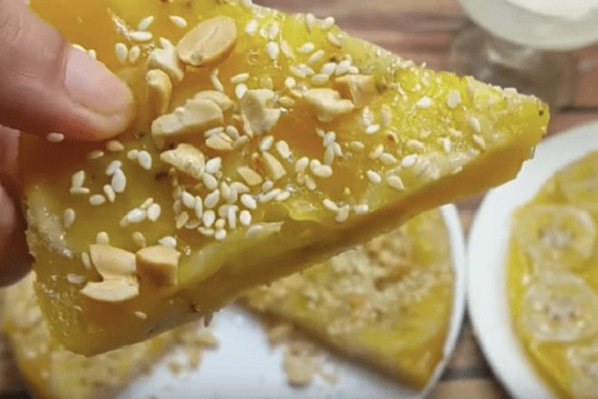 miếng bánh chuối hấp đường thốt nốt với mè, lạc rang