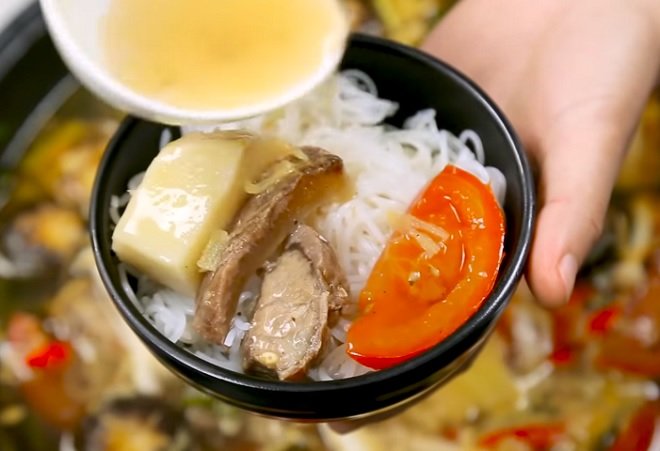 món lẩu bò gân măng cay ngon "xoắn lưỡi"