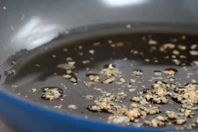 nấu sốt dầu tỏi ăn cháo