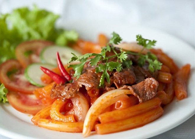 nui xào bò trứng chiên trở thành món ngon khoái khẩu ngày hè