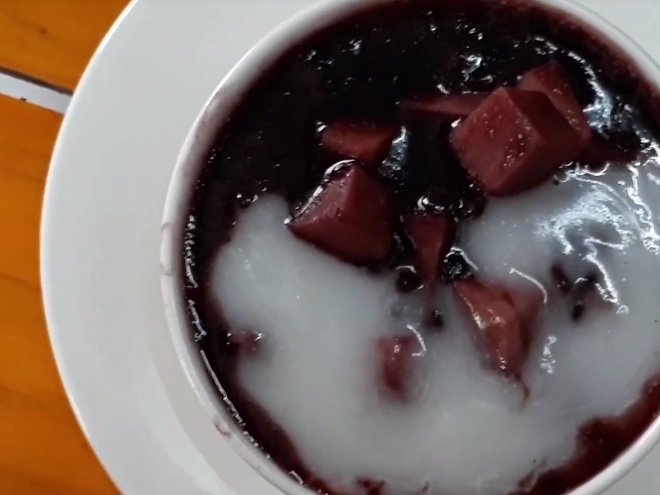 phần chè khoai môn nấu với nếp than đẹp mắt