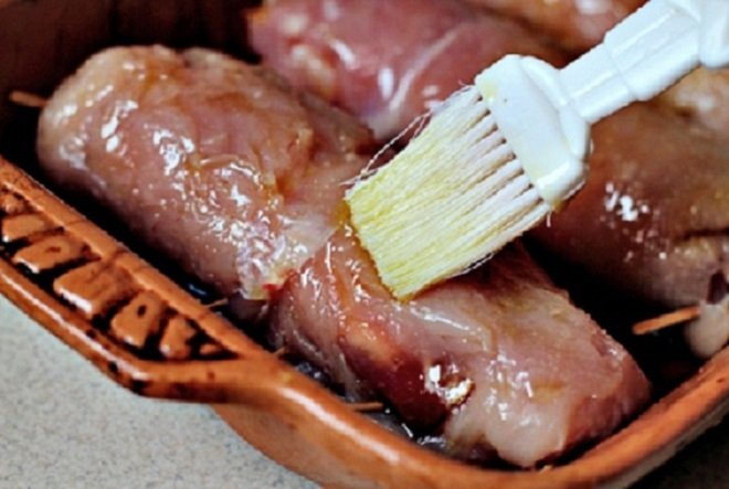 phết dầu oliu ;ên gà cuộn phô mai sốt cay