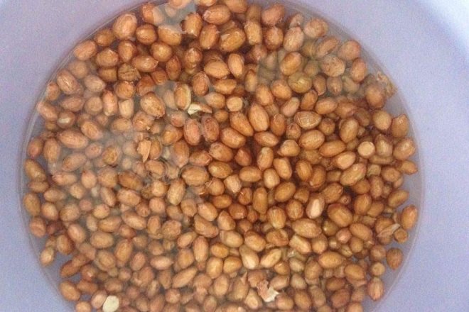 rửa đậu phộng trong thau nước