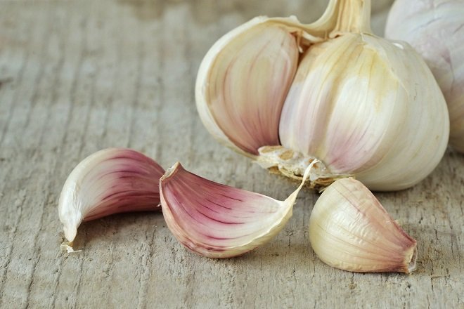 tách tép tỏi từ củ tỏi