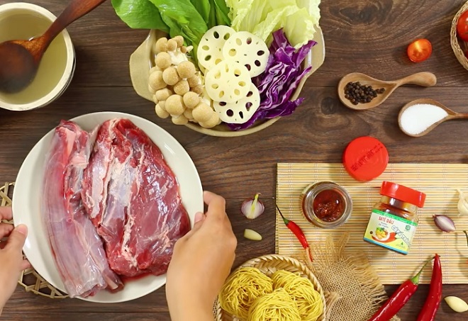 tất cả nguyên liệu làm nên "linh hồn" cho món lẩu bò thập cẩm