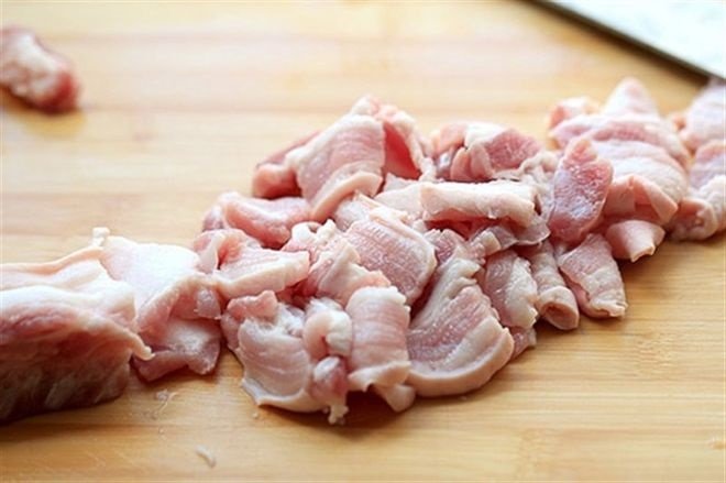 thái thịt ba chỉ thành sợi mỏng