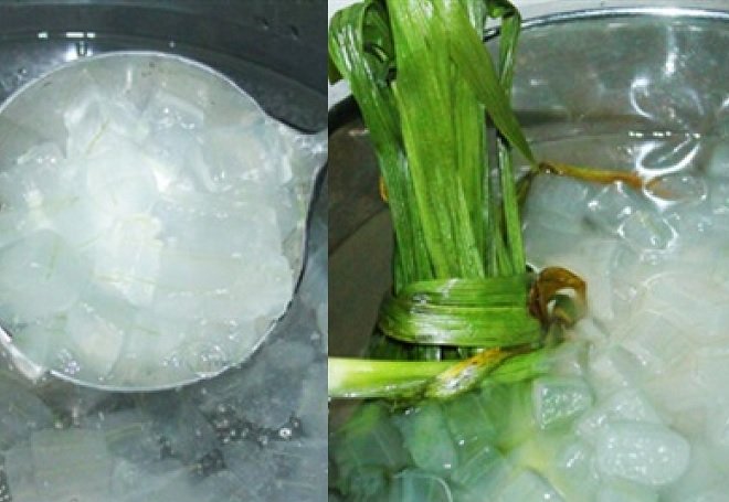 thao tác đun chè nha đam với đường phèn và lá dứa