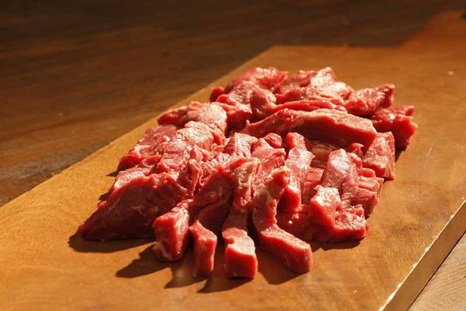 thịt bò thái miếng nhỏ trên thớt