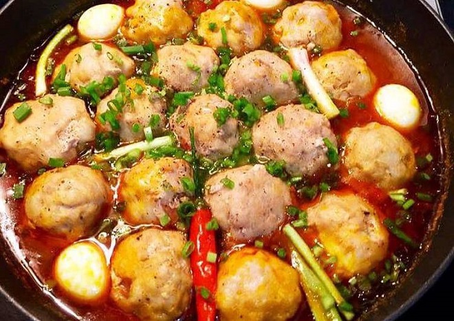 thịt sốt cà chua trứng cút