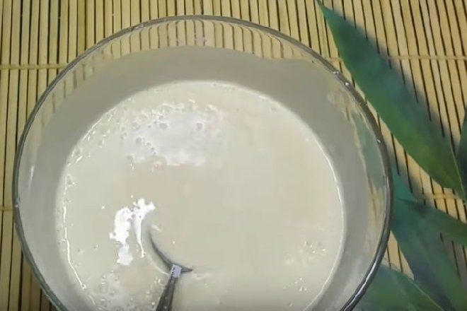 tô bột năng trộn nước đường thốt nốt