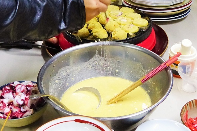 trộn bột làm bánh bạch tuộc nướng takoyaki