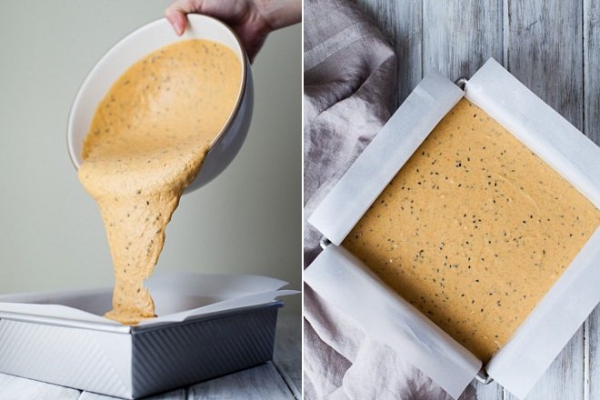 trộn bột làm bánh mochi bí đỏ mè đen và đổ khuôn