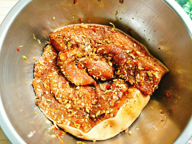 ướp thịt ba chỉ với sả ớt