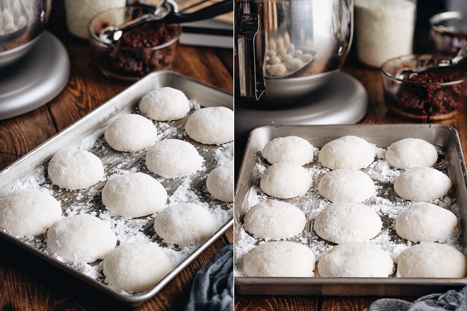 vo viên bột làm bánh mì mochi và xếp lên khay nướng
