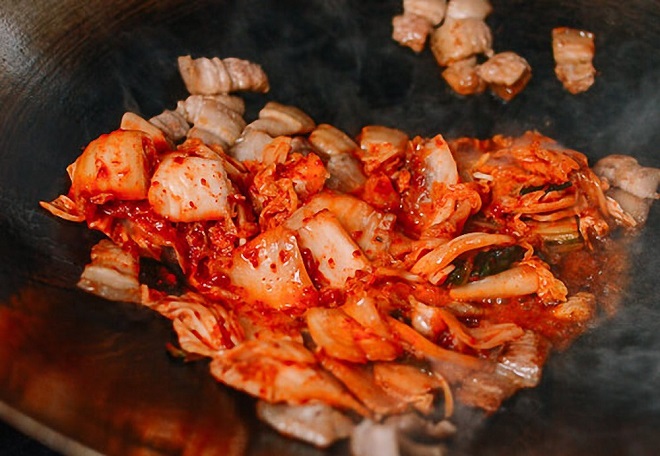 xào thịt heo với kim chi