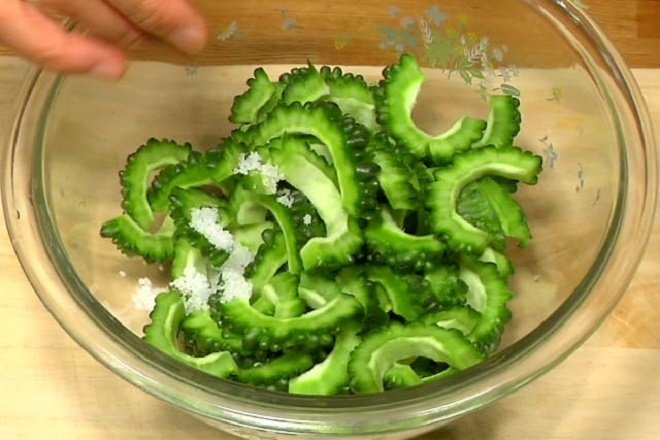 xát muối khổ qua loại bỏ vị đắng