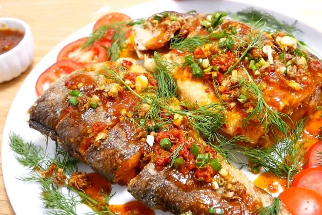 Cách làm thịt cá mềm ngọt và thấm đều vị sốt chua trong món cá sốt cà chua dứa?
