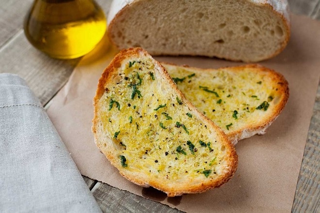 Bánh mì bơ tỏi: 4 cách làm đơn giản, thơm ngon, để được lâu